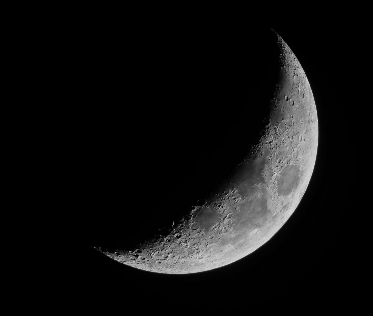 Maan5dagen_5april2018_nofilter_1100 mm_100_04_g4_ap86_L_DC_unsharp_LHE